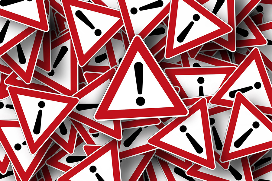 Mehrere Verkehrsschilder "Gefahrenstelle" überlagern sich.