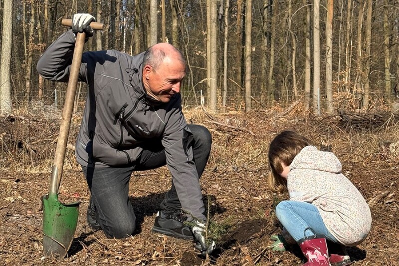 Gruppenbild bei Baumpflanzaktion.