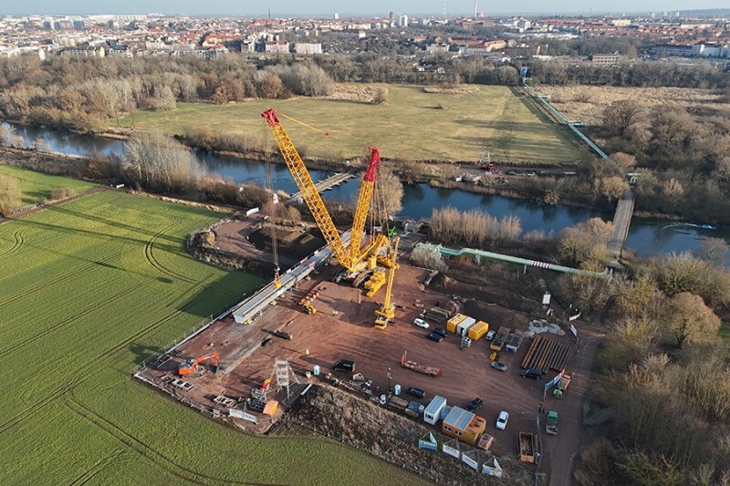 Brücke wird über den Kanal gehoben.