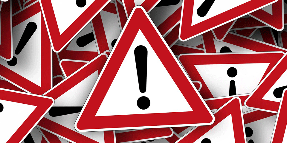 Mehrere Verkehrsschilder "Gefahrenstelle" überlagern sich.