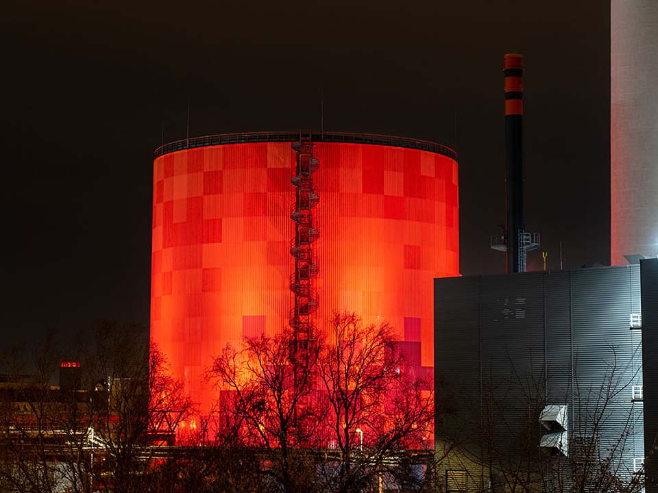 Der Energie- und Zukunftsspeicher im Energiepark Dieselstraße am Abend mit roter Beleuchtung.