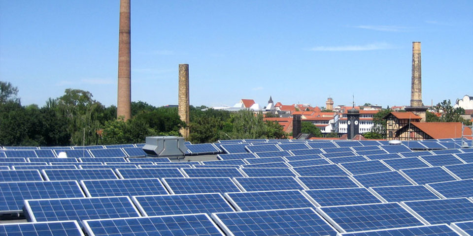 Photovoltaik-Anlage auf dem Dach dem Wohncenter Lührmann in Halle (Saale)
