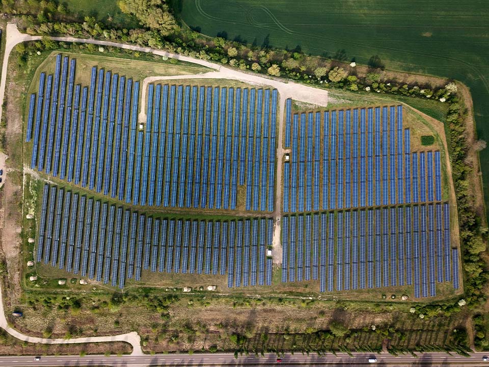 Die Photovoltaik-Anlagen des Solarpark Phönix aus der Vogelperspektive