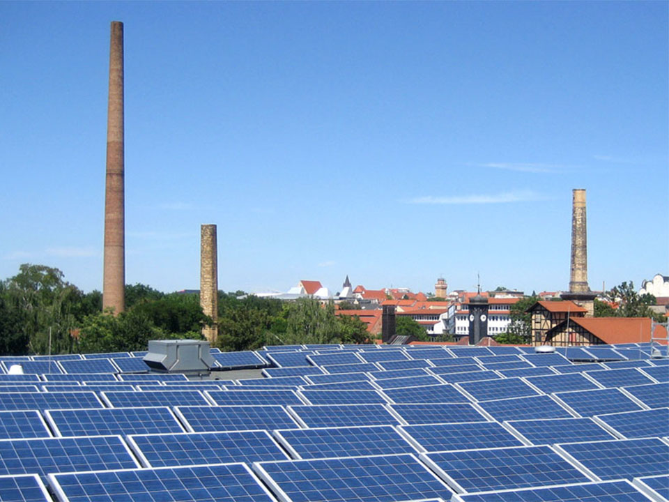 Photovoltaik-Anlage auf dem Dach dem Wohncenter Lührmann in Halle (Saale)